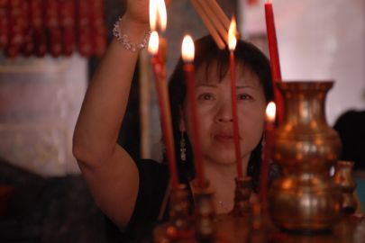 Frau mit R&auml;cherst&auml;bchen